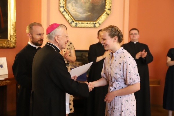 arcybiskup z laureatką konkursu